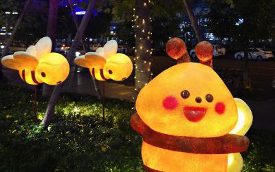 公園草叢插電源發(fā)亮卡通小蜜蜂玻璃鋼雕塑