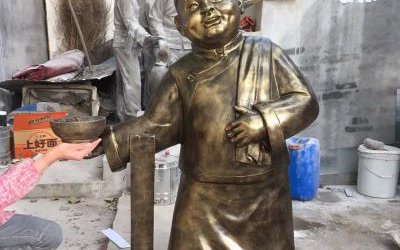 街道玻璃鋼仿銅民俗小品店小二人物雕塑