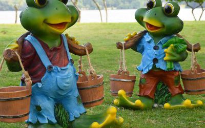 游樂場兩只玻璃鋼彩繪青蛙雕塑