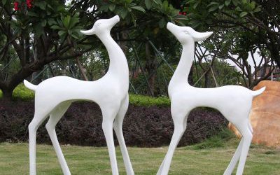 公園草坪玻璃鋼彩繪創(chuàng)意兩只抽象鹿雕塑