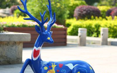 戶外街道大型景觀一只臥著的玻璃鋼藍色梅花鹿雕塑