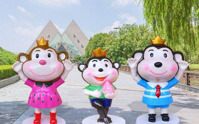 街道公園擺放的三只玻璃鋼彩繪猴子雕塑