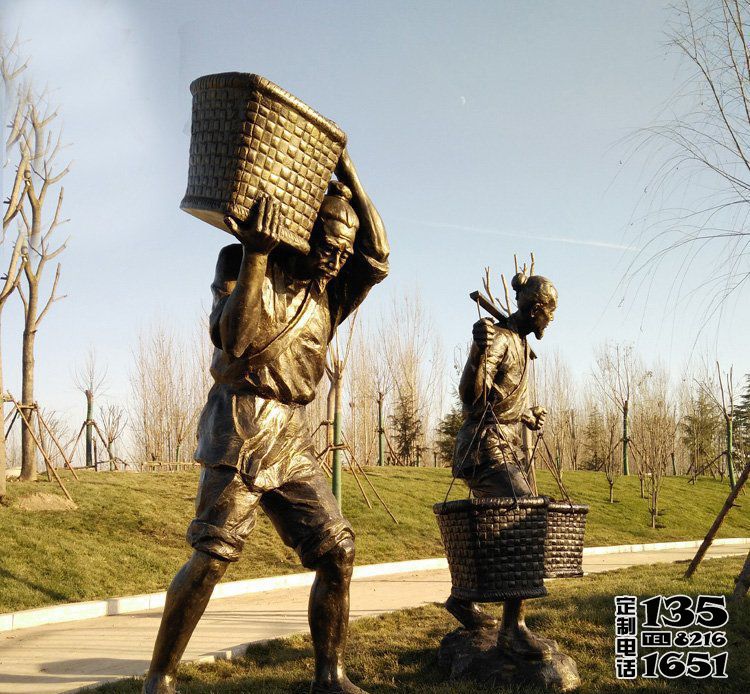 玻璃鋼仿銅民俗農(nóng)場戶外挑糧食的人物雕塑 玻璃鋼仿銅民俗農(nóng)場戶外挑糧食的人物雕塑