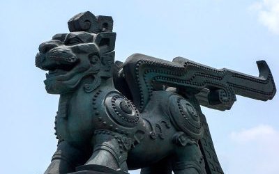 戶外擺放的大型玻璃鋼仿銅創意獬豸雕塑