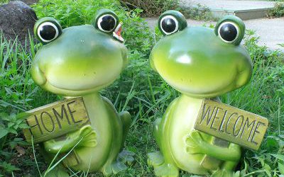 室內兩只綠色玻璃鋼卡通青蛙雕塑