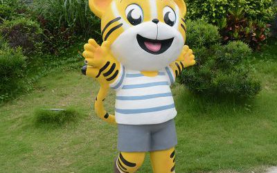 公園里擺放的玻璃鋼卡通老虎雕塑