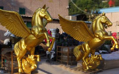 廣場(chǎng)上擺放的兩只玻璃鋼噴漆飛馬雕塑