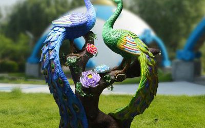 公園樹(shù)上的兩只玻璃鋼彩繪孔雀雕塑