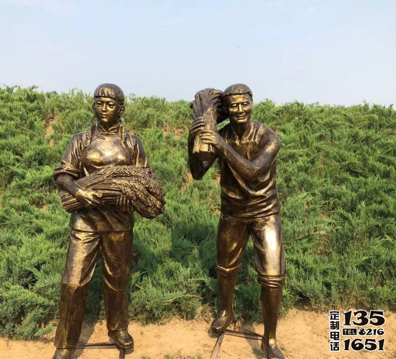 民俗農(nóng)場秋收抱麥子人物玻璃鋼仿銅雕塑 民俗農(nóng)場秋收抱麥子人物玻璃鋼仿銅雕塑