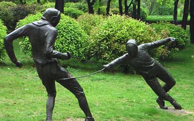 學院操場擊劍運動員玻璃鋼玻璃鋼仿銅人物雕塑