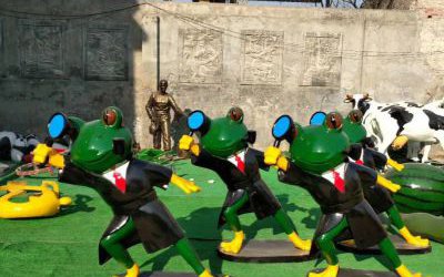 公園景區玻璃鋼卡通創意青蛙雕塑