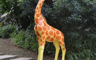 玻璃鋼彩繪公園回頭的長(zhǎng)頸鹿雕塑