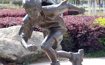 兒童滑旱冰公園人物情景玻璃鋼仿銅雕塑