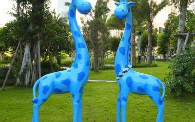 玻璃鋼彩繪公園草坪藍色長頸鹿雕塑