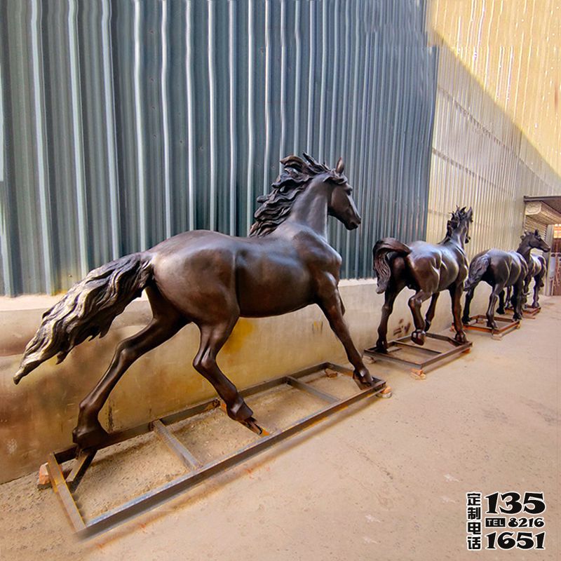 廣場街道擺放的一群奔跑著的玻璃鋼仿銅馬群雕塑 廣場街道擺放的一群奔跑著的玻璃鋼仿銅馬群雕塑