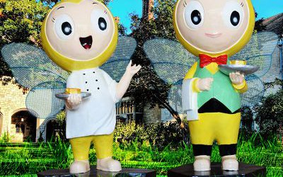 商場飯店門口擺放彩繪廚師玻璃鋼蜜蜂雕塑