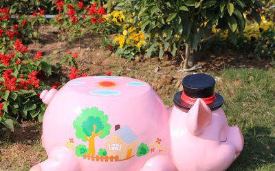 廣場卡通粉紅豬座椅玻璃鋼雕塑裝飾品