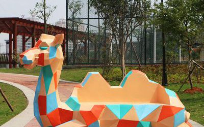 公園廣場(chǎng)擺放駱駝幾何塊面動(dòng)物座椅擺件玻璃鋼雕塑