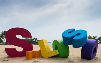 沙灘景區(qū)擺放彩色創(chuàng)意玻璃鋼字符雕塑