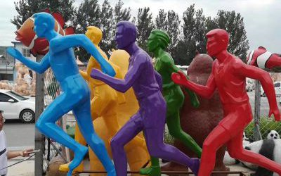 校園廣場(chǎng)擺放彩繪玻璃鋼跑步人物雕塑