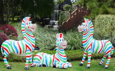 公園玻璃鋼彩繪戶外草坪擺件斑馬雕塑